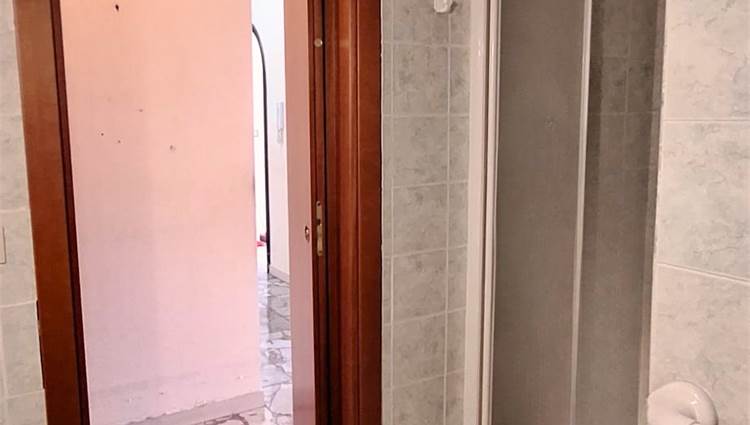 bagno con box doccia 