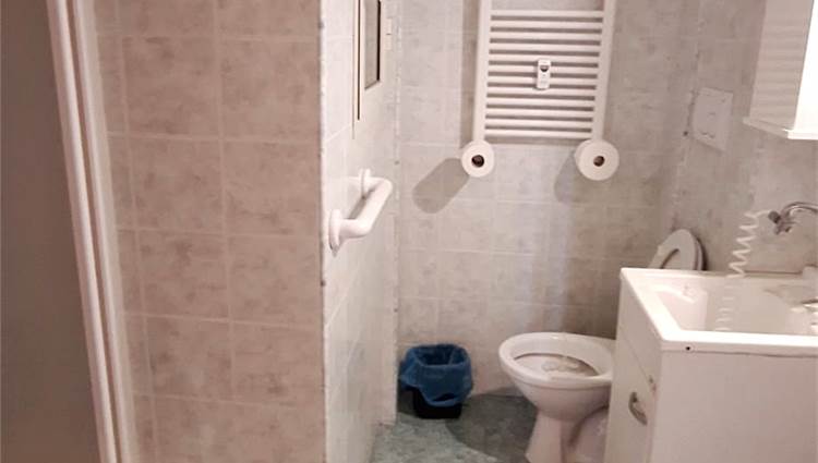 bagno con box doccia