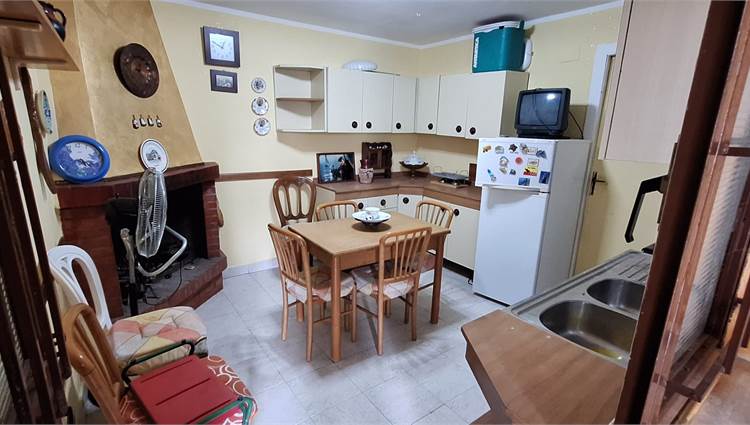 cucina con termo camino 