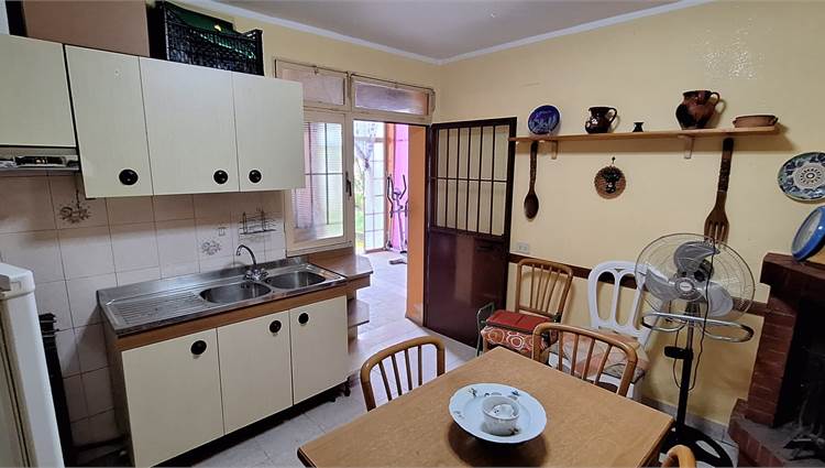 cucina con termo camino 